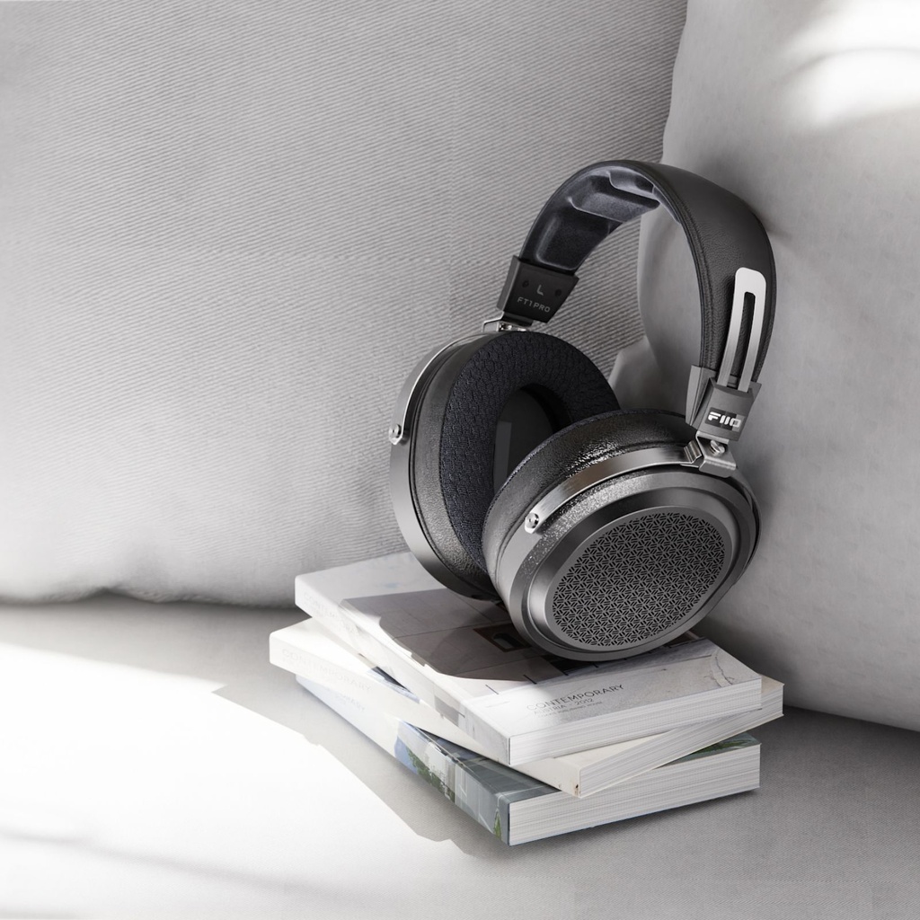 FiiO FT1 Pro — audífono over-ear abierto con driver planar magnético 95×86 mm (diafragma ultrafino 1 µm con doble recubrimiento zafiro + aluminio), 20 Ω, 112 dB/Vrms (95 dB/mW), 7–40 kHz, ≈374 g, cables SPC 3,5 mm y 4,4 mm (según pack) y estuche rígido.