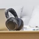 FiiO FT1 Pro — audífono over-ear abierto con driver planar magnético 95×86 mm (diafragma ultrafino 1 µm con doble recubrimiento zafiro + aluminio), 20 Ω, 112 dB/Vrms (95 dB/mW), 7–40 kHz, ≈374 g, cables SPC 3,5 mm y 4,4 mm (según pack) y estuche rígido.