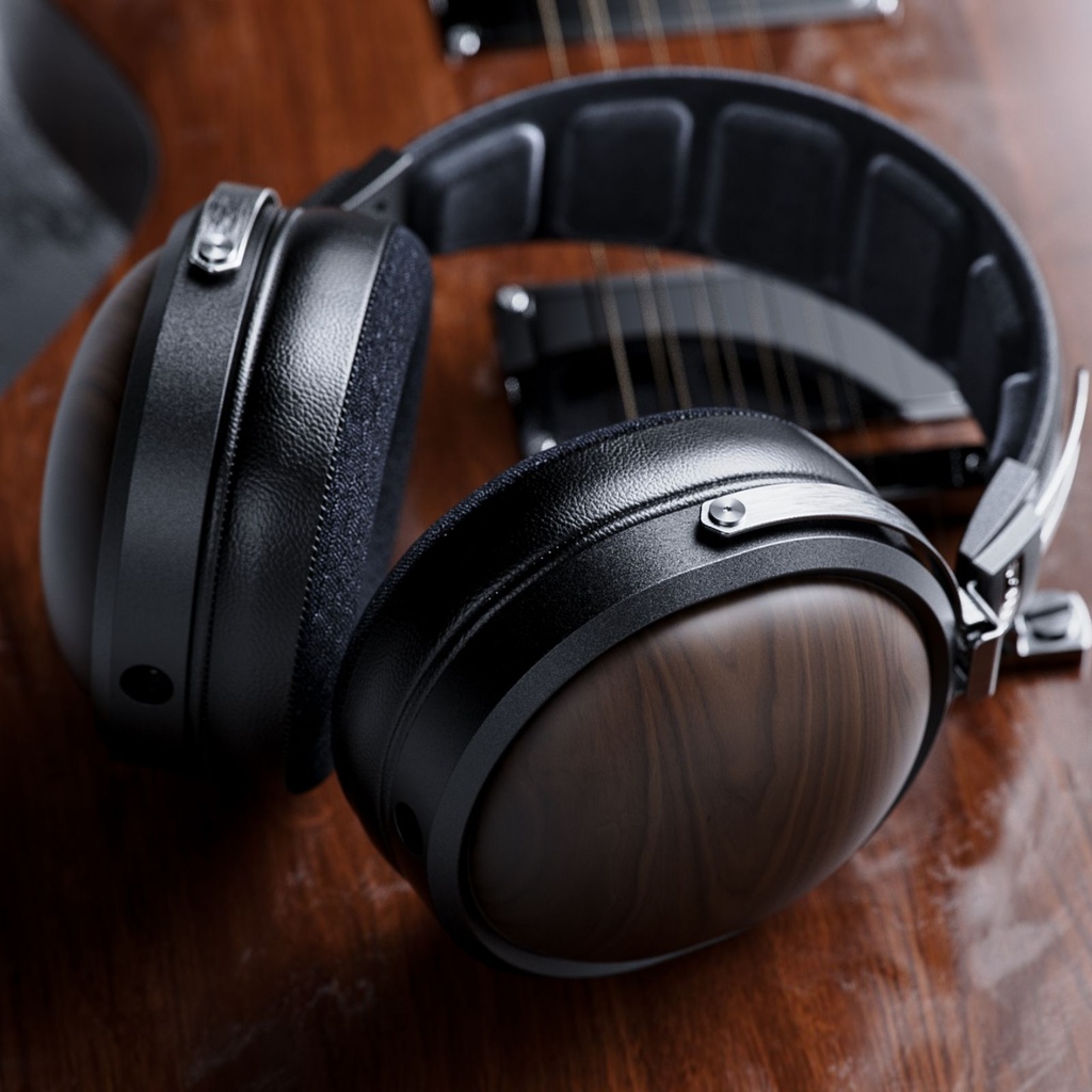 FiiO FT1 — over-ear cerrado con driver dinámico de 60 mm, 32 Ω, 113 dB/Vrms, 10–40 kHz, ≈340 g, cables SPC (plateado/OFC) desmontables con dual 3,5 mm.