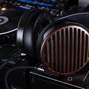 FiiO FT7 — over-ear abierto con driver planar magnético de 106 mm (diafragma 1 μm con recubrimiento multi-capa oro/plata) · 25 Ω · 94 dB/mW (~110 dB/Vrms) · 5–40 kHz · ≈427 g · conector dual 3,5 mm en cascos + cable OCC “liquid-nitrogen” con punta 4,4 mm balanceada.