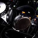 FiiO FT7 — over-ear abierto con driver planar magnético de 106 mm (diafragma 1 μm con recubrimiento multi-capa oro/plata) · 25 Ω · 94 dB/mW (~110 dB/Vrms) · 5–40 kHz · ≈427 g · conector dual 3,5 mm en cascos + cable OCC “liquid-nitrogen” con punta 4,4 mm balanceada.