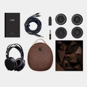 FiiO FT7 — over-ear abierto con driver planar magnético de 106 mm (diafragma 1 μm con recubrimiento multi-capa oro/plata) · 25 Ω · 94 dB/mW (~110 dB/Vrms) · 5–40 kHz · ≈427 g · conector dual 3,5 mm en cascos + cable OCC “liquid-nitrogen” con punta 4,4 mm balanceada.