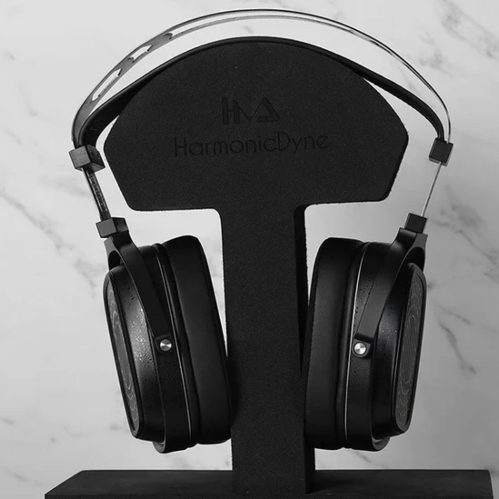 HarmonicDyne BAROQUE — over-ear abierto con driver dinámico 60 mm (diafragma cerámico-metálico) · 64 Ω · 109 dB/Vrms · 10–50 kHz · THD ≤0,2% · cables 3,5 mm SE y 4,4 mm BAL · cámaras CNC en aleación grado aeroespacial.