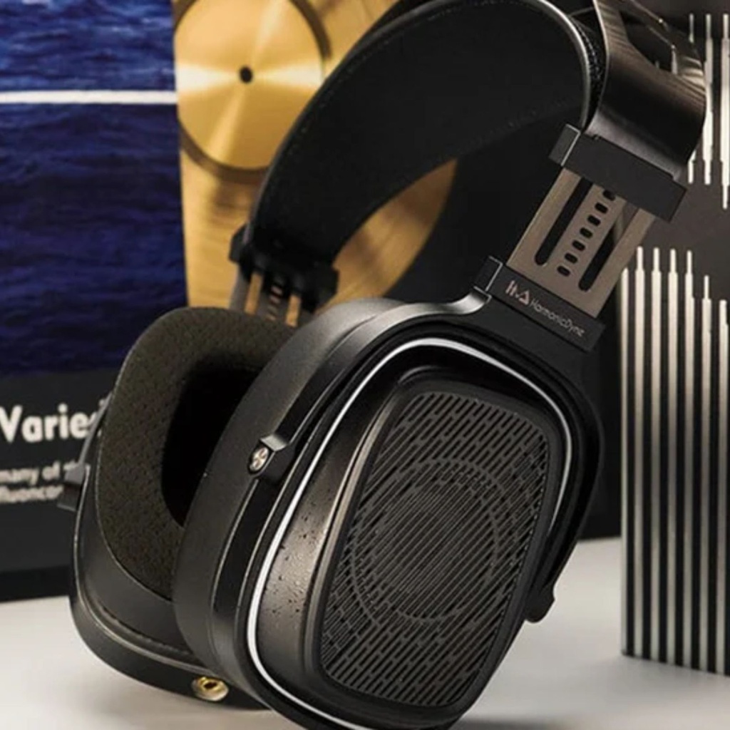 HarmonicDyne BAROQUE — over-ear abierto con driver dinámico 60 mm (diafragma cerámico-metálico) · 64 Ω · 109 dB/Vrms · 10–50 kHz · THD ≤0,2% · cables 3,5 mm SE y 4,4 mm BAL · cámaras CNC en aleación grado aeroespacial.