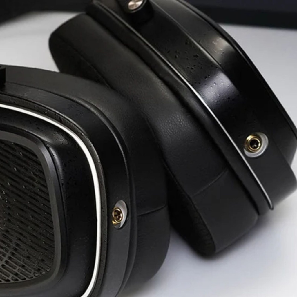 HarmonicDyne BAROQUE — over-ear abierto con driver dinámico 60 mm (diafragma cerámico-metálico) · 64 Ω · 109 dB/Vrms · 10–50 kHz · THD ≤0,2% · cables 3,5 mm SE y 4,4 mm BAL · cámaras CNC en aleación grado aeroespacial.