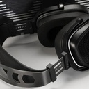 HarmonicDyne BAROQUE — over-ear abierto con driver dinámico 60 mm (diafragma cerámico-metálico) · 64 Ω · 109 dB/Vrms · 10–50 kHz · THD ≤0,2% · cables 3,5 mm SE y 4,4 mm BAL · cámaras CNC en aleación grado aeroespacial.