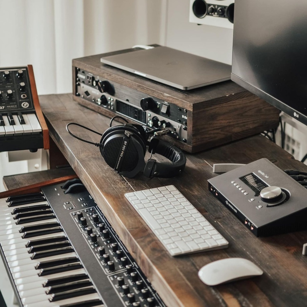 beyerdynamic DT 990 PRO – audífonos open-back de estudio