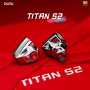 DUNU Titan S2 — IEM dinámico single driver con doble cámara y doble circuito magnético · cavidad metálica cromada · 0,78 mm 2-pin · Q-Lock Mini con plugs 3,5 mm SE y 4,4 mm balanceado incluidos.