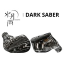 MOONDROP DARK SABER — IEM híbrido 2 Dynamic (10 mm + 10 mm, módulo “Horizontally-Opposed”) + 8 Balanced Armature (4 BA medios + 4 BA Knowles SWFK agudos) · alineación de fase full-band · conector 0,78 mm 2-pin · plug 3,5 mm SE.