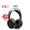 FiiO FT7 — over-ear abierto con driver planar magnético de 106 mm (diafragma 1 μm con recubrimiento multi-capa oro/plata) · 25 Ω · 94 dB/mW (~110 dB/Vrms) · 5–40 kHz · ≈427 g · conector dual 3,5 mm en cascos + cable OCC “liquid-nitrogen” con punta 4,4 mm balanceada.