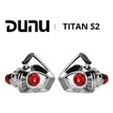 DUNU Titan S2 — IEM dinámico single driver con doble cámara y doble circuito magnético · cavidad metálica cromada · 0,78 mm 2-pin · Q-Lock Mini con plugs 3,5 mm SE y 4,4 mm balanceado incluidos.
